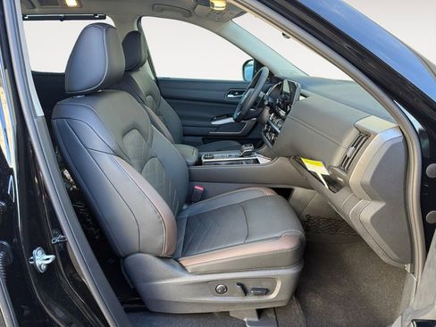 New 2025 Nissan Pathfinder Platinum w/ Black Appearance Package image 15