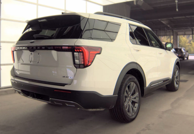 Used 2026 Ford Explorer Active w/ Active Comfort Package AWD/4WD image 3