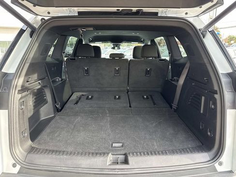 Used 2025 GMC Acadia Elevation image 9