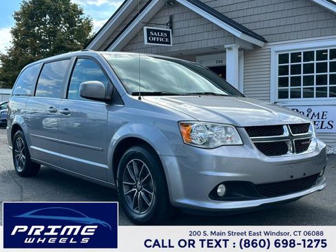 Used 2017 Dodge Grand Caravan SXT image 1