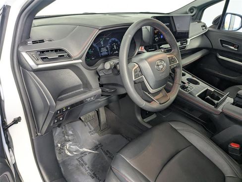Used 2025 Toyota Sienna XSE image 9