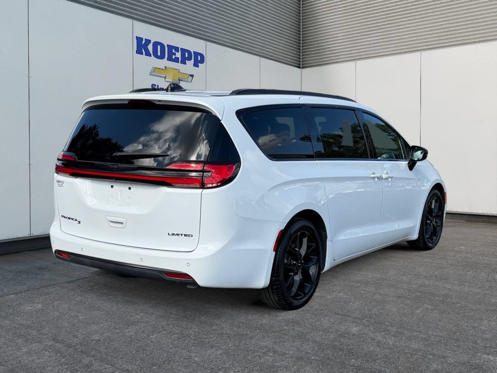 Used 2025 Chrysler Pacifica Limited FWD image 5