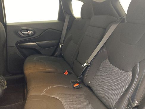 Used 2019 Jeep Cherokee Latitude w/ Popular Appearance Group image 18