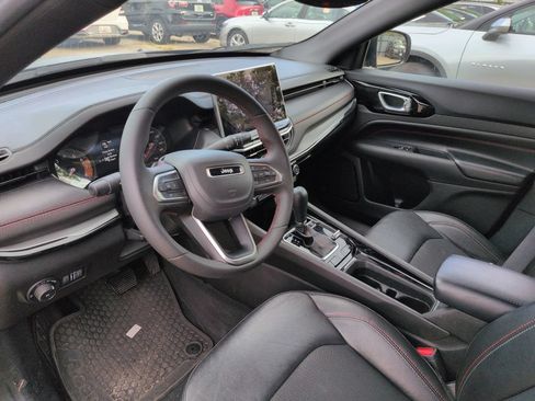 Used 2025 Jeep Compass Trailhawk AWD/4WD image 3