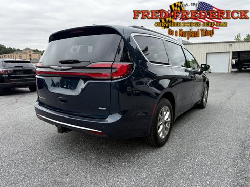 Used 2023 Chrysler Pacifica Touring-L AWD/4WD image 8