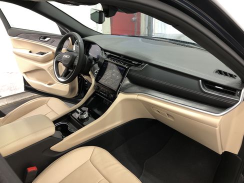 Certified 2024 Jeep Grand Cherokee L Limited w/ Luxury Tech Group II AWD/4WD image 17
