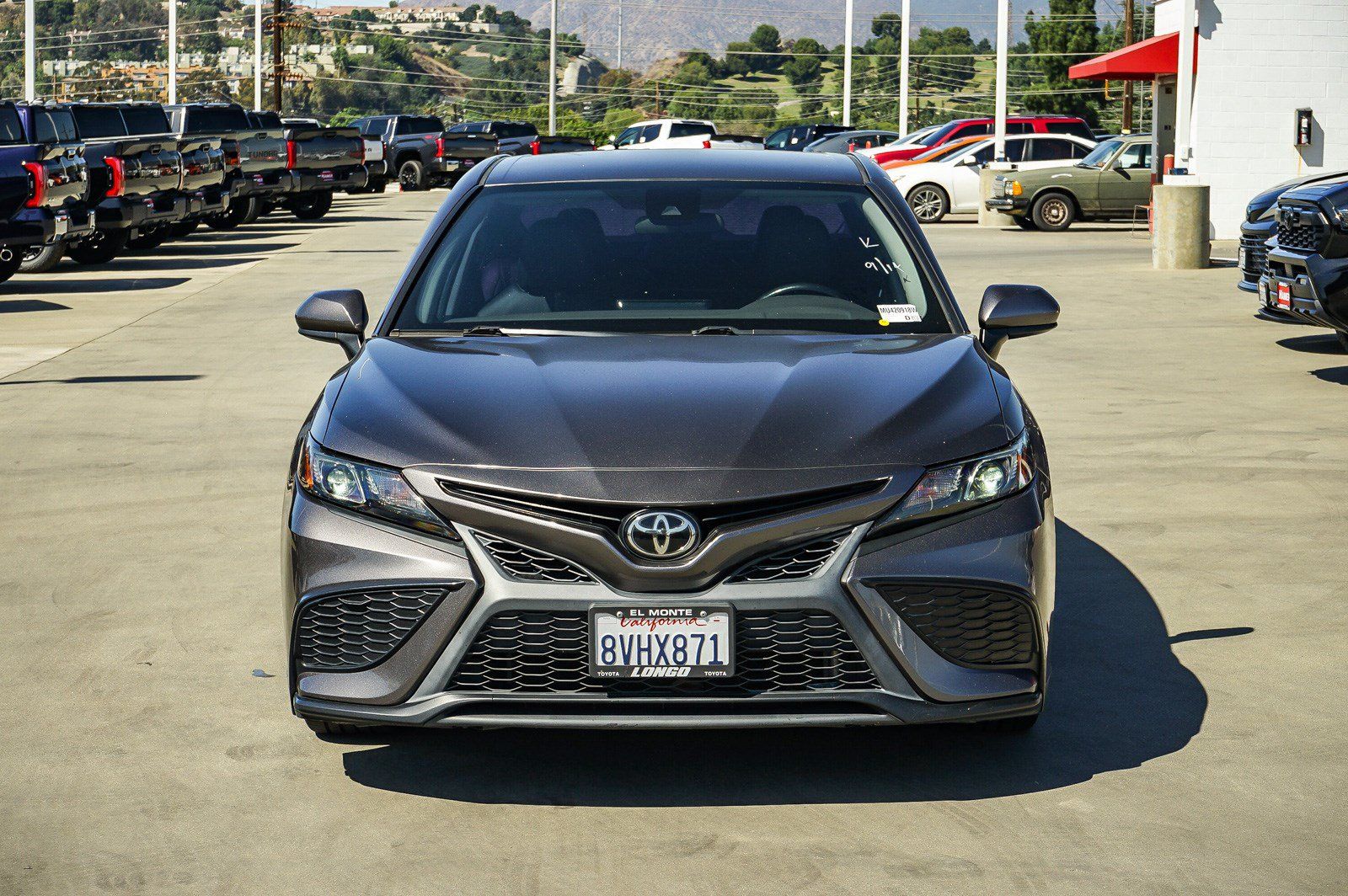 Used 2021 Toyota Camry SE w/ Carpet Mat Package (TMS) FWD image 2