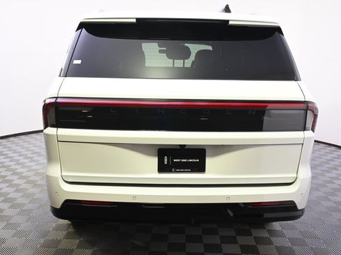New 2026 Lincoln Navigator Reserve image 5