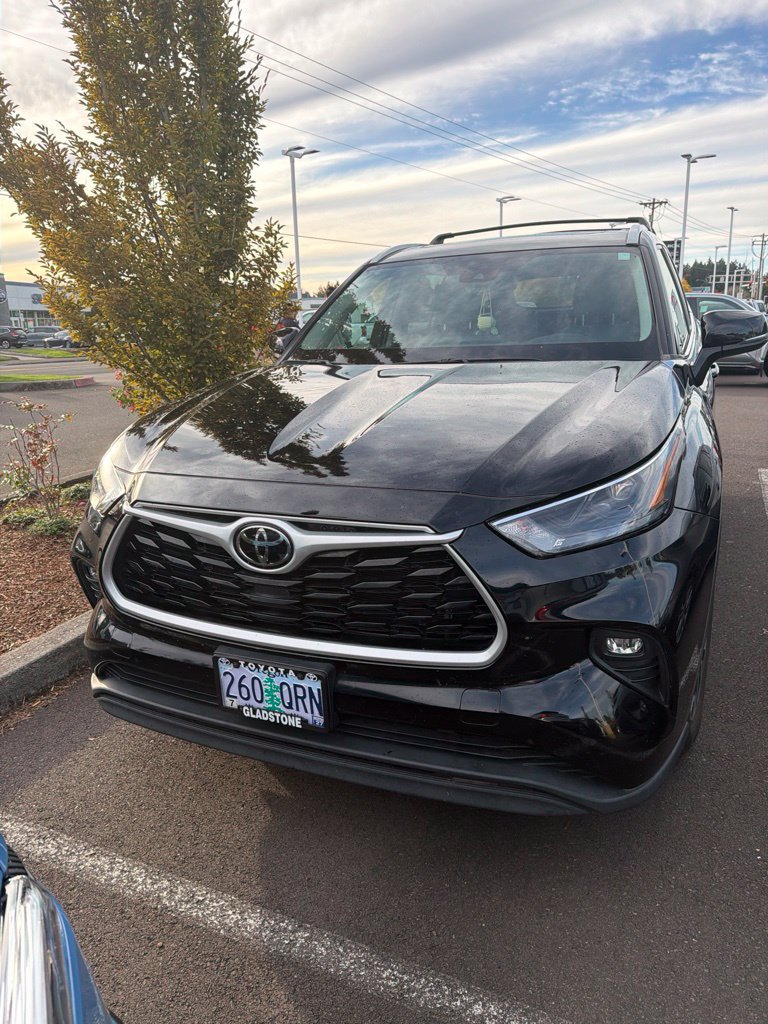 Used 2022 Toyota Highlander XLE AWD/4WD image 1
