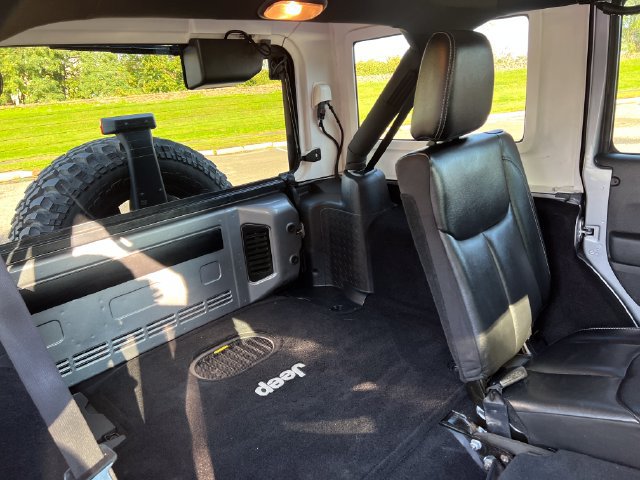 Used 2016 Jeep Wrangler Unlimited Rubicon AWD/4WD image 32
