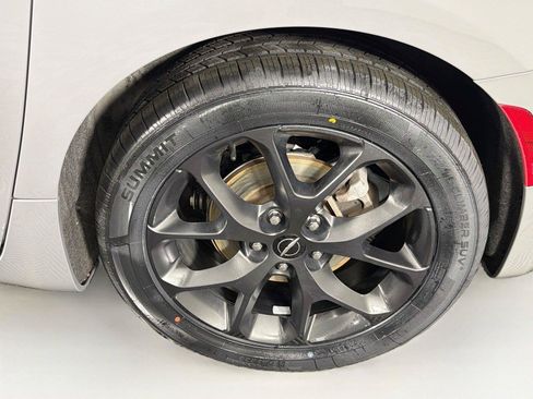 Used 2025 Chrysler Pacifica Limited FWD image 36