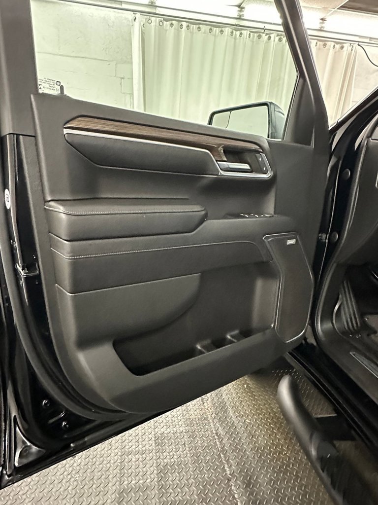 Used 2023 Chevrolet Silverado 1500 RST w/ Redline Edition AWD/4WD image 8