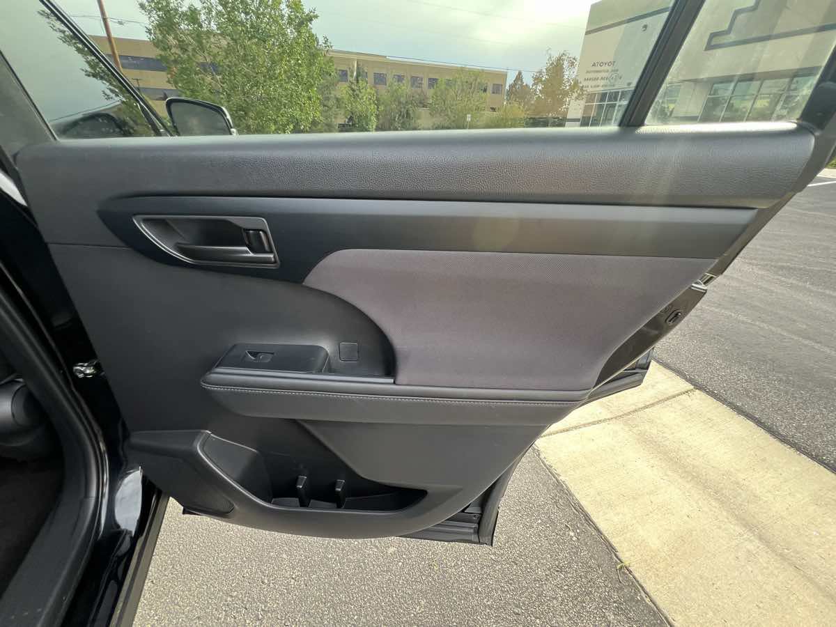 Used 2023 Toyota Highlander LE AWD/4WD image 13