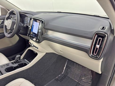 Used 2022 Volvo XC40 T5 Momentum w/ Premium Package image 13