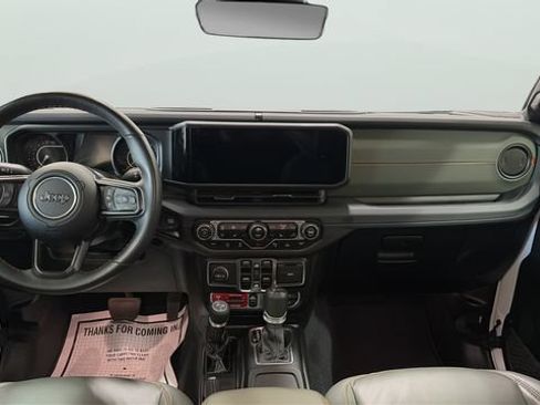 Used 2024 Jeep Gladiator Mojave AWD/4WD image 11