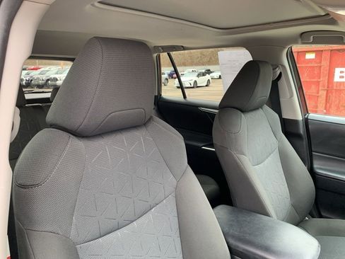 Used 2022 Toyota RAV4 XLE image 18