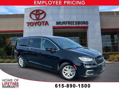 Used 2025 Chrysler Pacifica Select