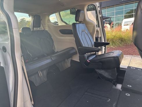 Used 2024 Chrysler Pacifica Touring-L FWD image 23
