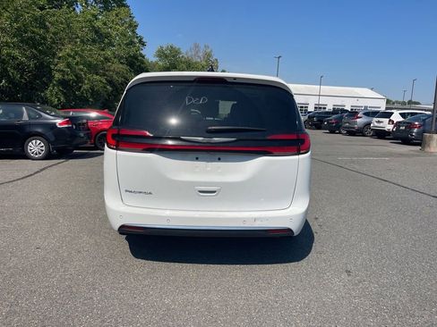Used 2025 Chrysler Pacifica Select FWD image 4