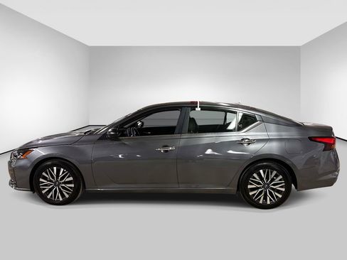 Used 2025 Nissan Altima 2.5 SV image 2
