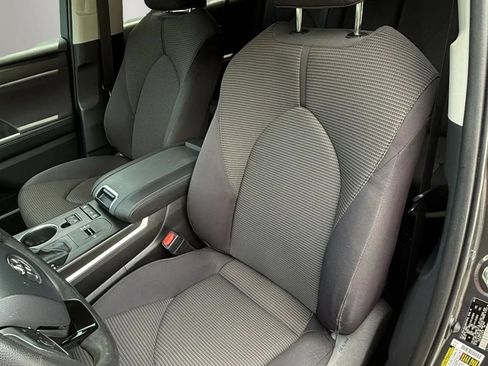 Used 2020 Toyota Highlander L FWD image 22