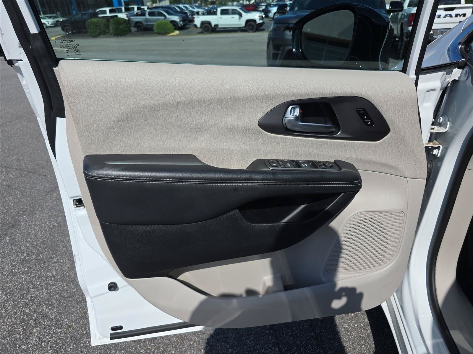 Used 2024 Chrysler Pacifica Touring-L FWD image 17