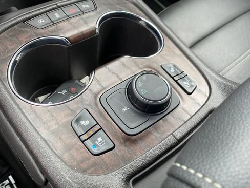 Used 2023 GMC Acadia Denali image 8