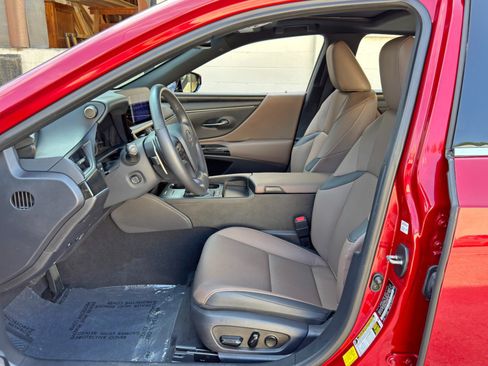 Used 2025 Lexus ES 300h w/ Premium Package FWD image 17