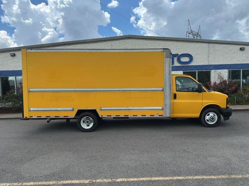Used 2017 GMC Savana 3500 Extended RWD image 4