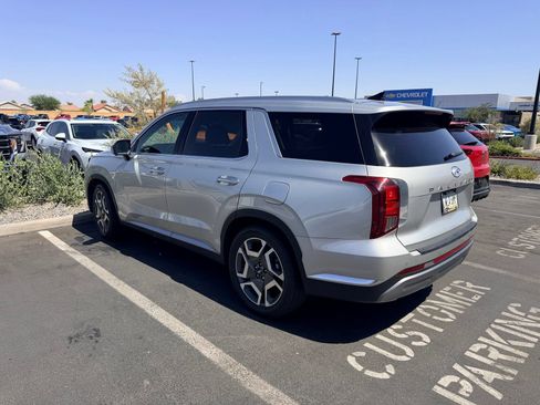 Used 2023 Hyundai Palisade Limited AWD/4WD image 2