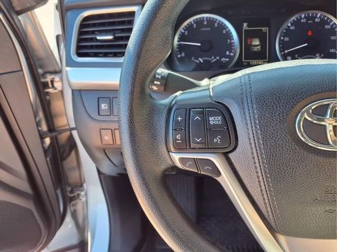 Used 2018 Toyota Highlander LE FWD image 22