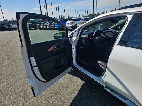 Used 2025 Chevrolet Equinox EV RS FWD image 18