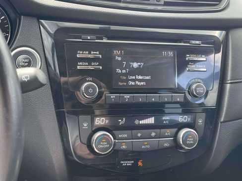 Used 2017 Nissan Rogue SV FWD image 8