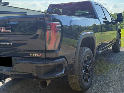 Used 2024 GMC Sierra 2500 AT4 w/ AT4 Premium Plus Package AWD/4WD image 5