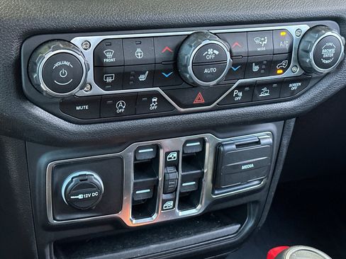 Certified 2025 Jeep Gladiator Sport AWD/4WD image 19