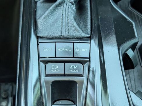 Used 2025 Toyota Camry SE w/ Multimedia Upgrade Package image 17