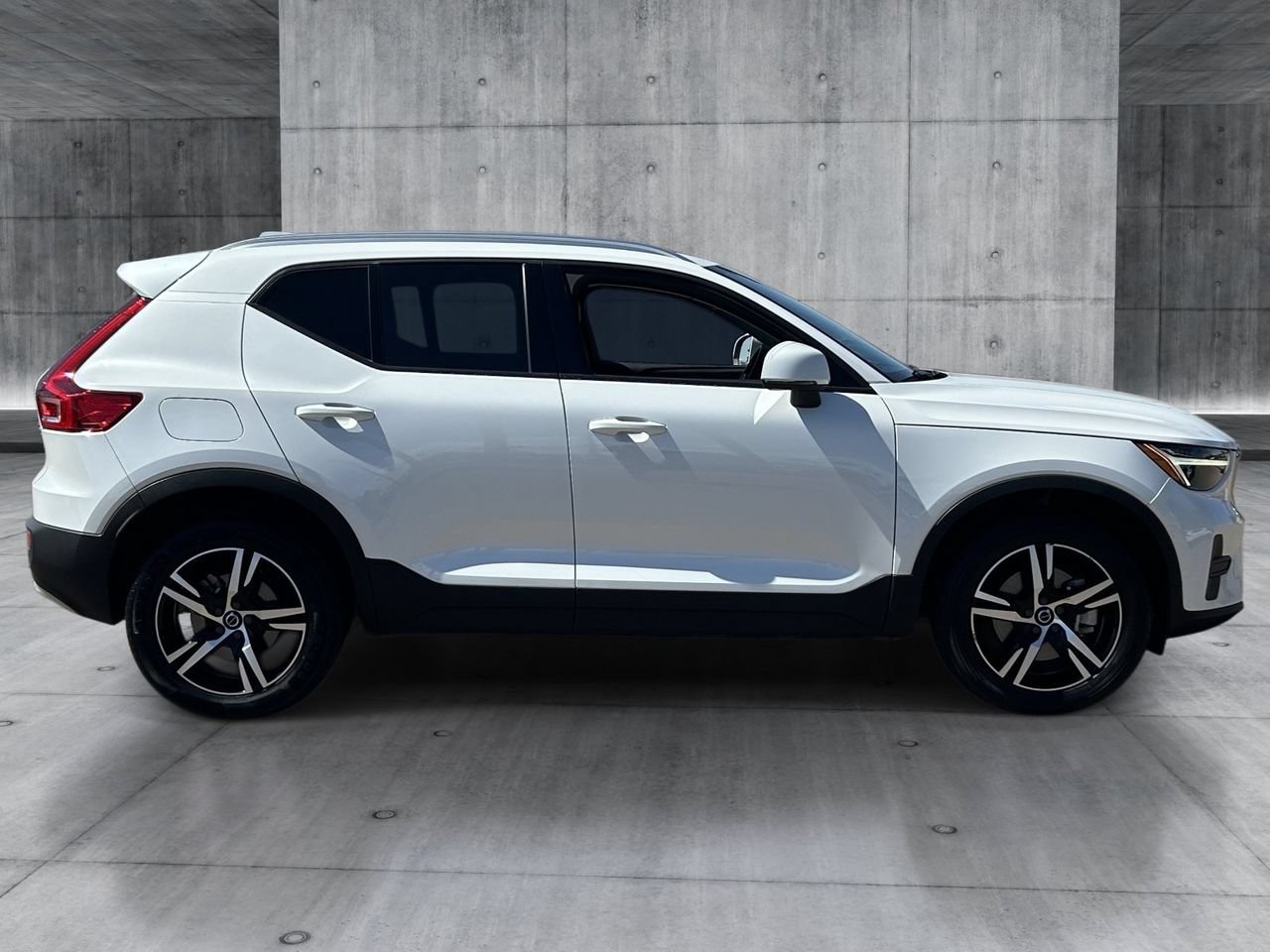 Used 2023 Volvo XC40 B4 Core FWD image 6