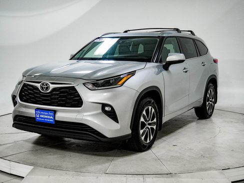 Used 2021 Toyota Highlander XLE image 3