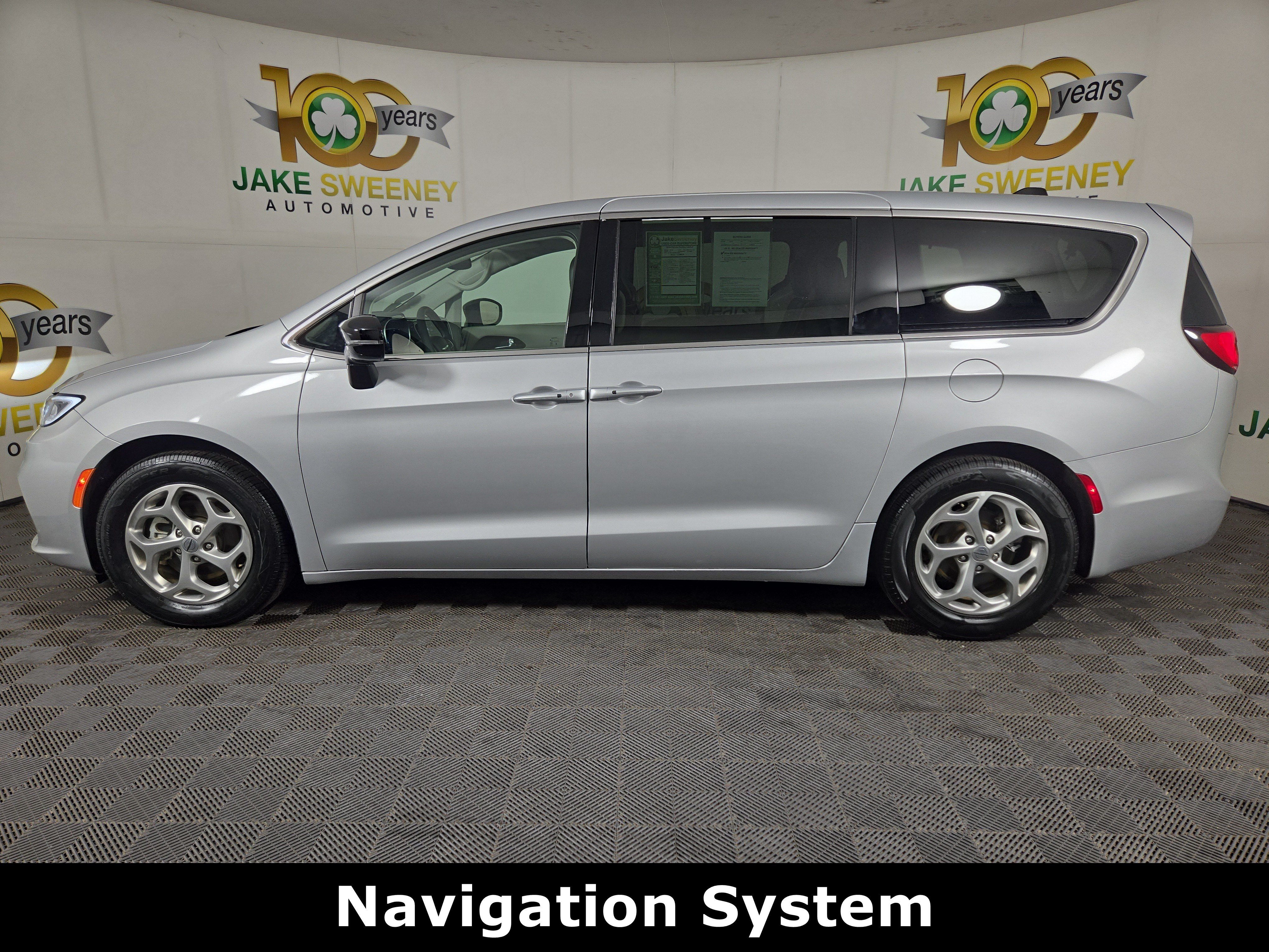 Used 2024 Chrysler Pacifica Limited FWD image 4