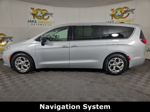Used 2024 Chrysler Pacifica Limited FWD image 4