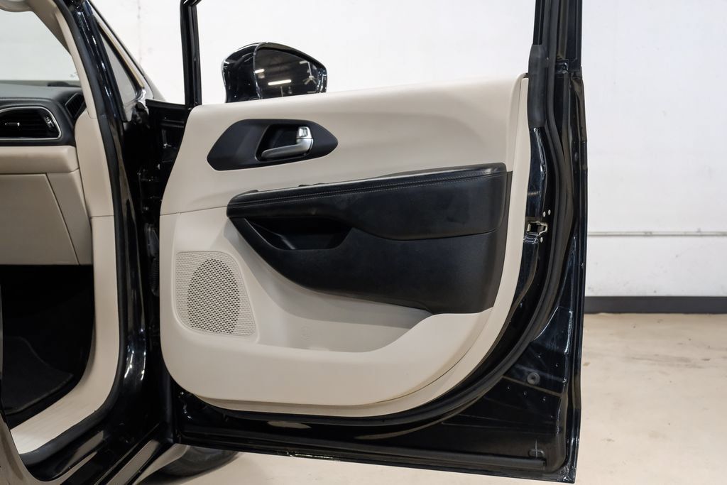 Used 2020 Chrysler Pacifica Limited FWD image 62