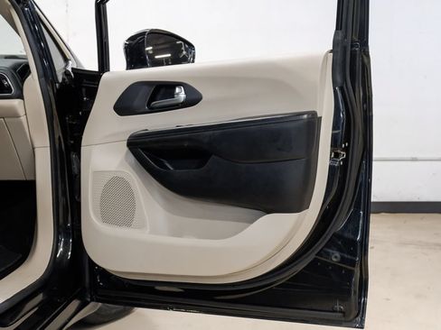 Used 2020 Chrysler Pacifica Limited FWD image 62