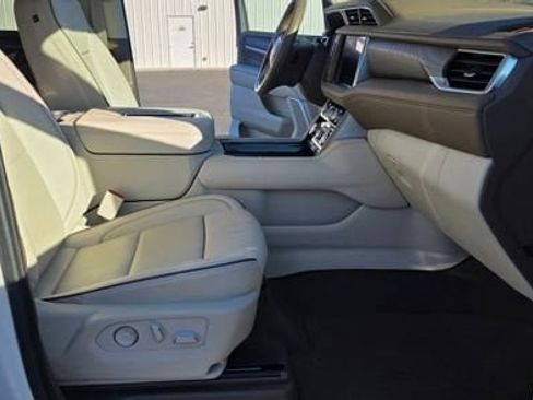 Used 2024 GMC Yukon Denali w/ Advanced Technology Package AWD/4WD image 19