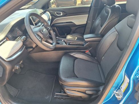 Used 2025 Jeep Compass Latitude AWD/4WD image 13