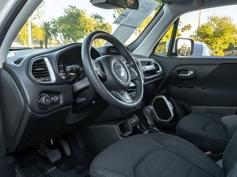Used 2018 Jeep Renegade Latitude image 6