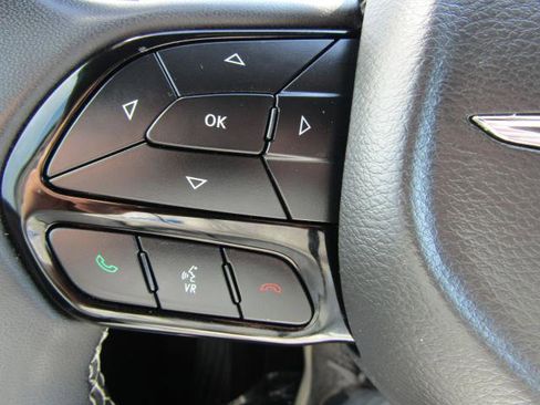 Used 2022 Chrysler Pacifica Touring image 26