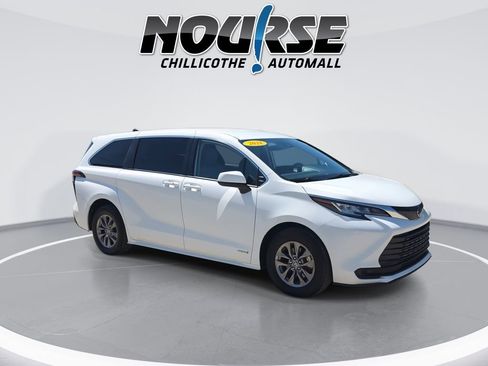 Used 2021 Toyota Sienna LE FWD image 2