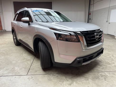 Used 2025 Nissan Pathfinder SL AWD/4WD image 7