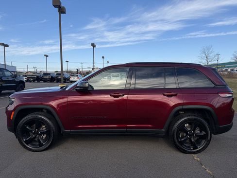Used 2023 Jeep Grand Cherokee Altitude image 3