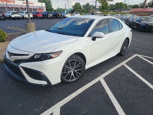 Used 2023 Toyota Camry SE FWD image 3